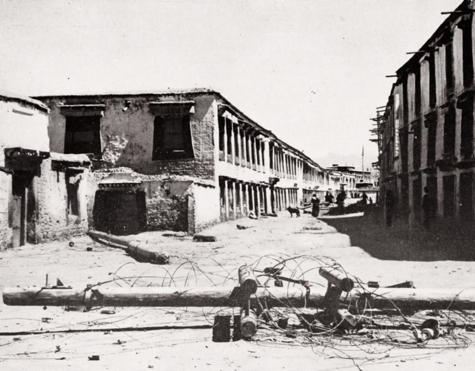 21_lhasa_streets_after_the_fighting